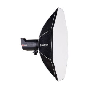 Elinchrom_Rotalux_Octabox_100cm_001 Mustavalkoinen Elinchrom Rotalux Octabox 100cm -studiostrobovalaisin ja siihen liitetty kahdeksankulmainen softbox, sivulta katsottuna valkoista taustaa vasten.