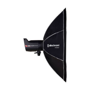Elinchrom_Rotalux_Octabox_100cm_002 Ammattimainen studiostroboskooppivalaisin, jossa on suuri, musta Elinchrom Rotalux Octabox 100cm softbox, näkyy valkoisella taustalla.