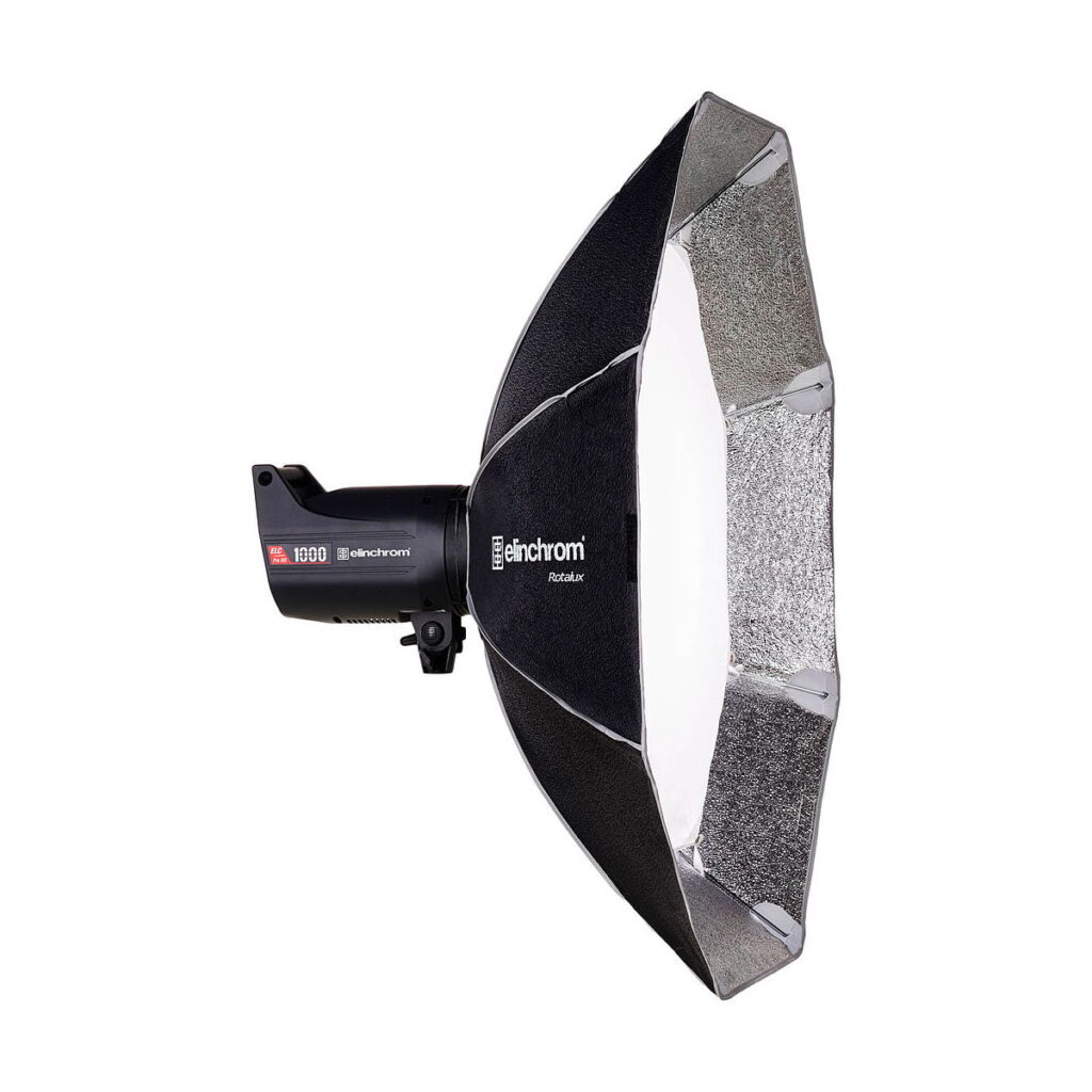 Elinchrom_Rotalux_Octabox_100cm_003 Elinchrom Rotalux Octabox 100cm on hopeanvärinen heijastava, kahdeksankulmainen softbox, joka on suunniteltu ammattimaiseen valokuvausvalaistukseen. Kuvassa se on kiinnitetty Elinchrom BRX 1000 -studiostroboskooppiin.