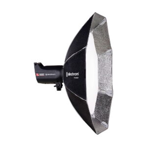 Elinchrom_Rotalux_Octabox_100cm_003 Elinchrom Rotalux Octabox 100cm on hopeanvärinen heijastava, kahdeksankulmainen softbox, joka on suunniteltu ammattimaiseen valokuvausvalaistukseen. Kuvassa se on kiinnitetty Elinchrom BRX 1000 -studiostroboskooppiin.