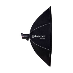 Elinchrom_Rotalux_Octabox_175cm_002 Sivukuva suuresta, mustasta Elinchrom Rotalux Octabox 175cm softboxista, joka on kiinnitetty studiostroboskooppiin, jota käytetään ammattimaiseen valokuvaukseen.