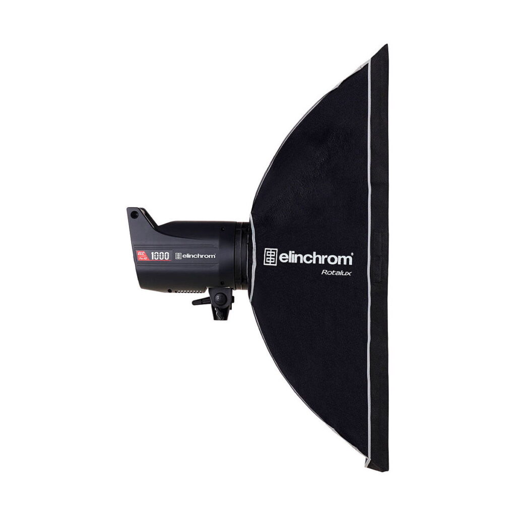 Elinchrom_Rotalux_Rectabox_60x80cm_002 Elinchrom Rotalux Rectabox 60 x 80cm, musta studiovalaisin, jossa on suuri suorakulmainen softbox, on kuvassa sivuprofiilissa valkoista taustaa vasten.