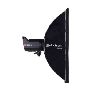 Elinchrom_Rotalux_Rectabox_60x80cm_002 Elinchrom Rotalux Rectabox 60 x 80cm, musta studiovalaisin, jossa on suuri suorakulmainen softbox, on kuvassa sivuprofiilissa valkoista taustaa vasten.