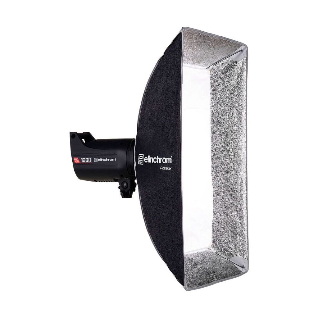 Elinchrom_Rotalux_Rectabox_60x80cm_003 Elinchrom Rotalux Rectabox 60 x 80cm on studiostrobosofta, jossa on heijastava hopeinen sisäpuoli, ihanteellinen ammattimaiseen valokuvaukseen. Elinchromin tuotemerkki ja RX 600 -malli on merkitty kylkeen.