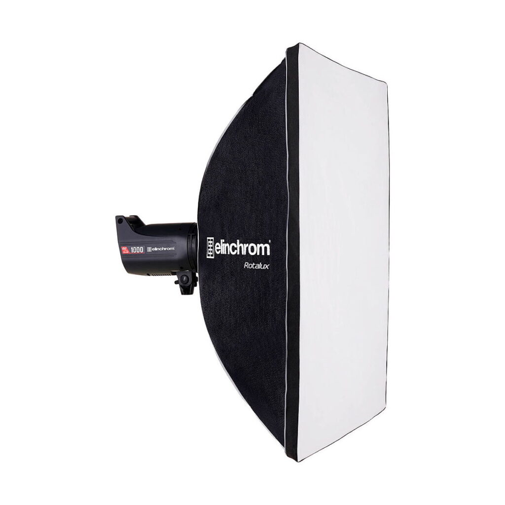 Elinchrom_Rotalux_Rectabox_90x110cm_001 Elinchrom Rotalux Rectabox 90 x 110cm -studiostroboskoopilla varustettu studiostroboskooppi näkyy valkoista taustaa vasten. Rectaboxin sivut ovat mustat, ja siinä on valkoinen diffuusiopaneeli edessä.