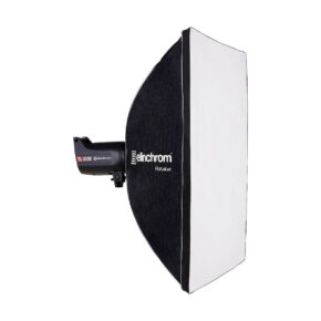 Elinchrom_Rotalux_Rectabox_90x110cm_001 Elinchrom Rotalux Rectabox 90 x 110cm -studiostroboskoopilla varustettu studiostroboskooppi näkyy valkoista taustaa vasten. Rectaboxin sivut ovat mustat, ja siinä on valkoinen diffuusiopaneeli edessä.