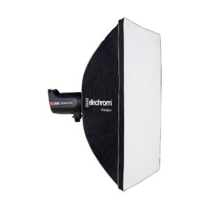 Elinchrom_Rotalux_Rectabox_90x110cm_001 Elinchrom Rotalux Rectabox 90 x 110cm -studiostroboskoopilla varustettu studiostroboskooppi näkyy valkoista taustaa vasten. Rectaboxin sivut ovat mustat, ja siinä on valkoinen diffuusiopaneeli edessä.