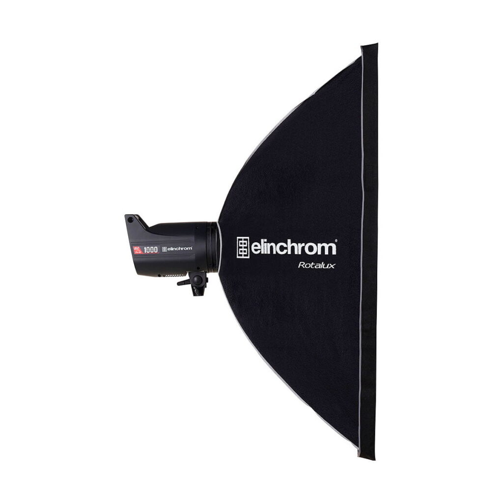 Elinchrom_Rotalux_Rectabox_90x110cm_002 Studiostroboskooppivalaisin ja suuri, musta Elinchrom Rotalux Rectabox 90 x 110cm softbox, sivulta katsottuna valkoisella taustalla.
