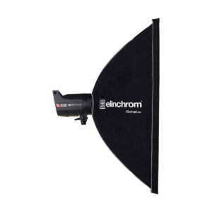Elinchrom_Rotalux_Rectabox_90x110cm_002 Studiostroboskooppivalaisin ja suuri, musta Elinchrom Rotalux Rectabox 90 x 110cm softbox, sivulta katsottuna valkoisella taustalla.