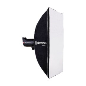 Elinchrom_Rotalux_Squarebox_100cm_001 Studiovalaisin, johon on kiinnitetty suuri Elinchrom Rotalux Squarebox 100cm softbox-diffuusori, sivulta valkoista taustaa vasten.