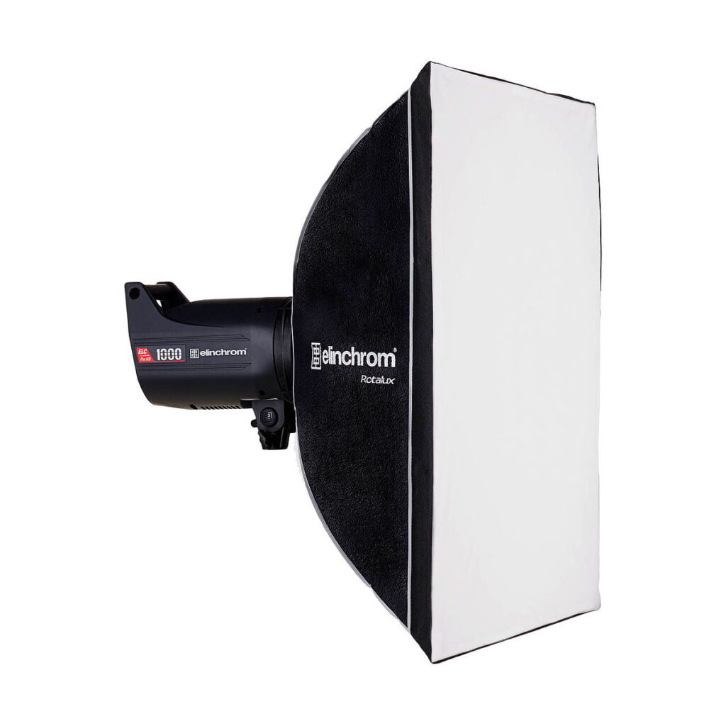 Elinchrom_Rotalux_Squarebox_70cm_001 Elinchrom-stroboskooppivalaisin, joka on varustettu Elinchrom Rotalux Squarebox 70cm -hajottimella, näkyy valkoista taustaa vasten.