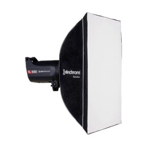 Elinchrom_Rotalux_Squarebox_70cm_001 Elinchrom-stroboskooppivalaisin, joka on varustettu Elinchrom Rotalux Squarebox 70cm -hajottimella, näkyy valkoista taustaa vasten.