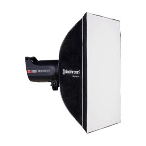 Elinchrom_Rotalux_Squarebox_70cm_001 Elinchrom-stroboskooppivalaisin, joka on varustettu Elinchrom Rotalux Squarebox 70cm -hajottimella, näkyy valkoista taustaa vasten.