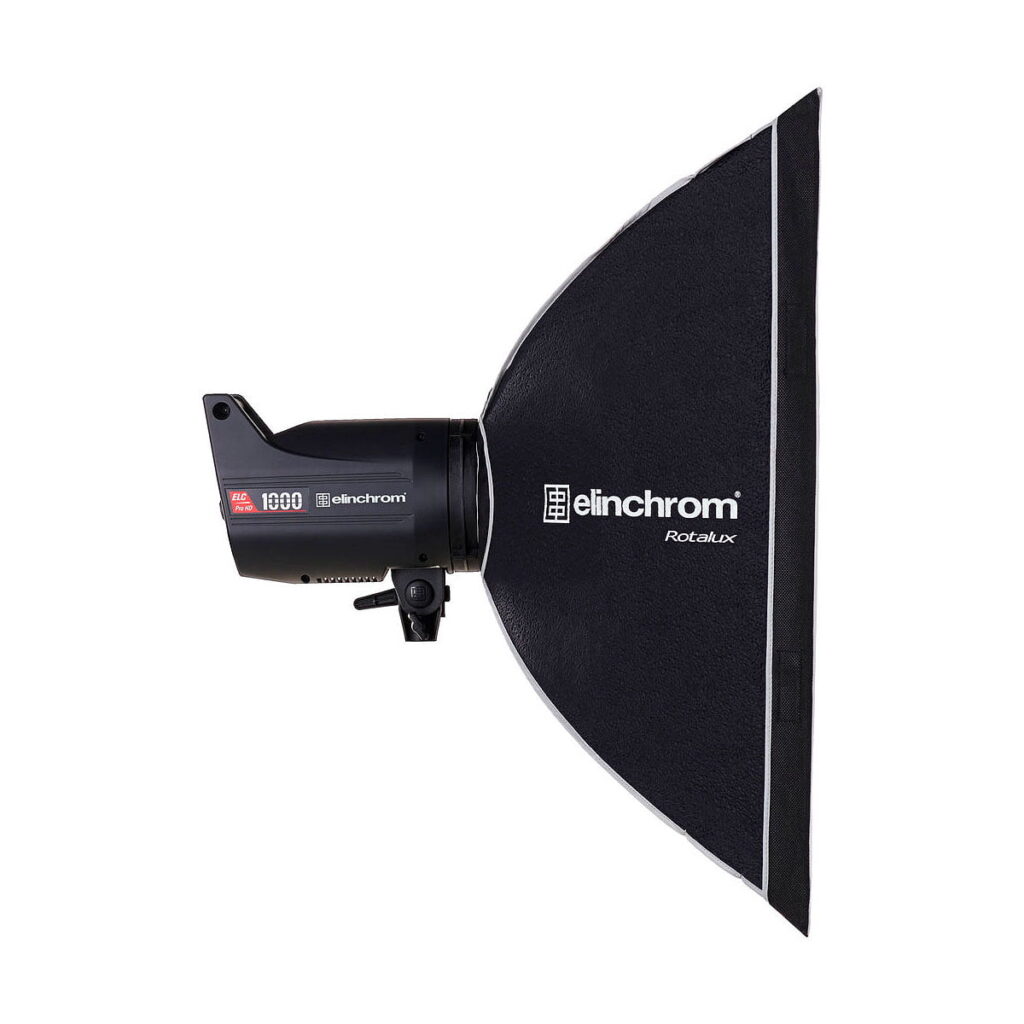 Elinchrom_Rotalux_Squarebox_70cm_002 Elinchrom Rotalux Squarebox 70cm -studiovalaisin mustana on kuvassa sivulta suorakulmaisen softbox-kiinnityksen kanssa valkoista taustaa vasten.