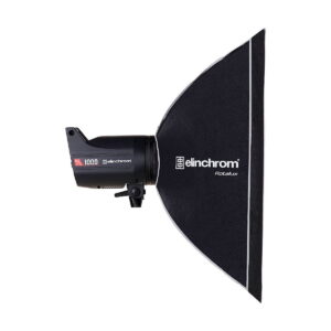 Elinchrom_Rotalux_Squarebox_70cm_002 Elinchrom Rotalux Squarebox 70cm -studiovalaisin mustana on kuvassa sivulta suorakulmaisen softbox-kiinnityksen kanssa valkoista taustaa vasten.