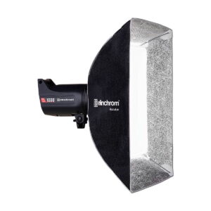 Elinchrom_Rotalux_Squarebox_70cm_003 Elinchrom Rotalux Squarebox 70cm on musta studiostroboskooppivalaisin, jossa on suorakulmainen hopeinen heijastin softbox, joka on suunniteltu ammattimaiseen valokuvaukseen.