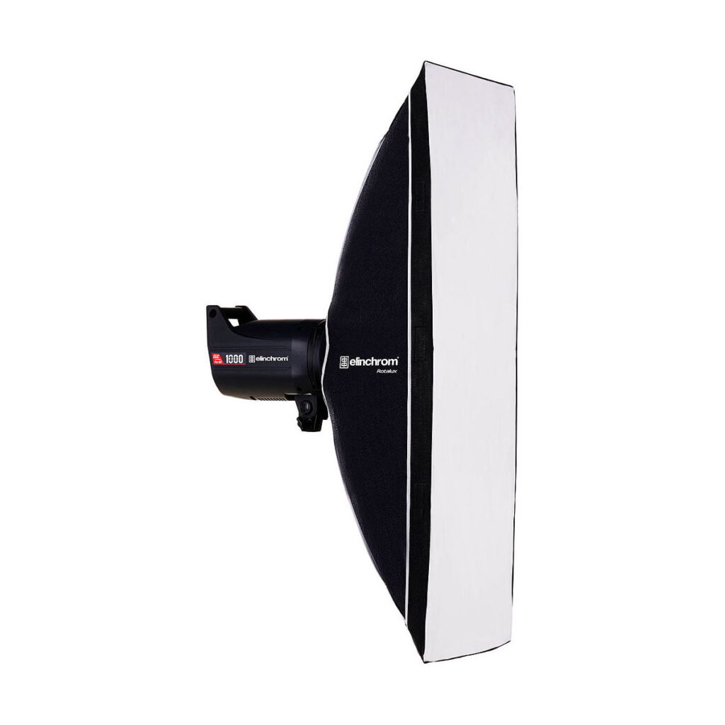 Elinchrom_Rotalux_Stripbox_35x90cm_001 Elinchrom Rotalux Stripbox 35x100cm -studiovalaisimen sivukuvassa näkyy sen musta ulkopuoli ja valkoinen etuosa, ja valaisinyksikössä on Elinchrom-brändi.