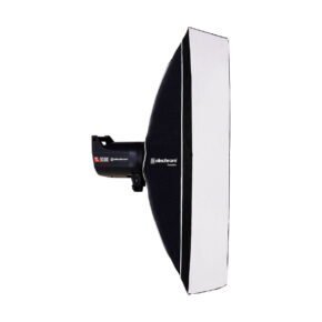 Elinchrom Rotalux Stripbox 35x100cm -studiovalaisimen sivukuvassa näkyy sen musta ulkopuoli ja valkoinen etuosa, ja valaisinyksikössä on Elinchrom-brändi.