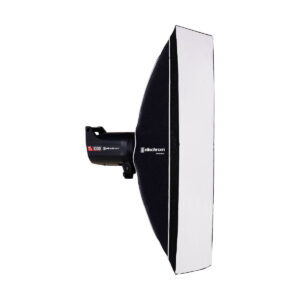 Elinchrom_Rotalux_Stripbox_35x90cm_001 Elinchrom Rotalux Stripbox 35x100cm -studiovalaisimen sivukuvassa näkyy sen musta ulkopuoli ja valkoinen etuosa, ja valaisinyksikössä on Elinchrom-brändi.