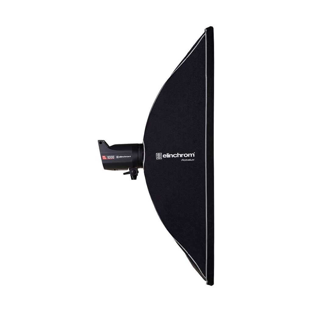 Elinchrom_Rotalux_Stripbox_50x130cm_002 Elinchrom Rotalux Stripbox 50x130cm on kiinnitetty mustaan studiostroboskooppivalaisimeen, ja se näkyy profiilikuvassa valkoista taustaa vasten.