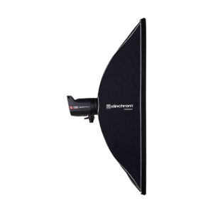 Elinchrom_Rotalux_Stripbox_50x130cm_002 Elinchrom Rotalux Stripbox 50x130cm on kiinnitetty mustaan studiostroboskooppivalaisimeen, ja se näkyy profiilikuvassa valkoista taustaa vasten.
