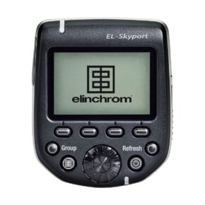 Elinchrom_Transmitter_Pro_001 Musta Elinchrom Transmitter Pro - Canon, jossa on Elinchromin logon näyttävä näyttö ja viisi merkittyä ohjauspainiketta ryhmää ja päivitystä varten.