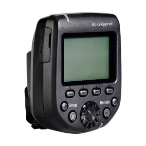 Elinchrom_Transmitter_Pro_002 Elinchrom Transmitter Pro - Canon on musta EL-Skyport-laite, jossa on suuri näyttö, useita ohjauspainikkeita ja etupuolella olevat säätimet valokuvausvalaistuslaitteiden hallintaa varten.