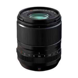 Fujifilm_Fujinon_XF_23mm_f_1_4_R_LM_WR_001 Fujifilm Fujinon XF 23mm f/1.4 R LM WR -objektiivi, musta objektiivi, jossa on tarkennus- ja aukkorenkaat, näkyy valkoista taustaa vasten.
