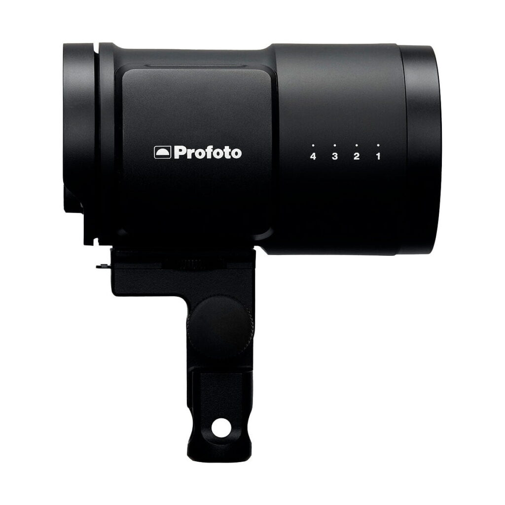 Profoto_B10X_OCF_003 Mustan Profoto B10X OCF -studiovalaisimen sivukuva, jossa näkyy sen kiinnitysteline ja rungossa olevat säätönumerot 1-4.