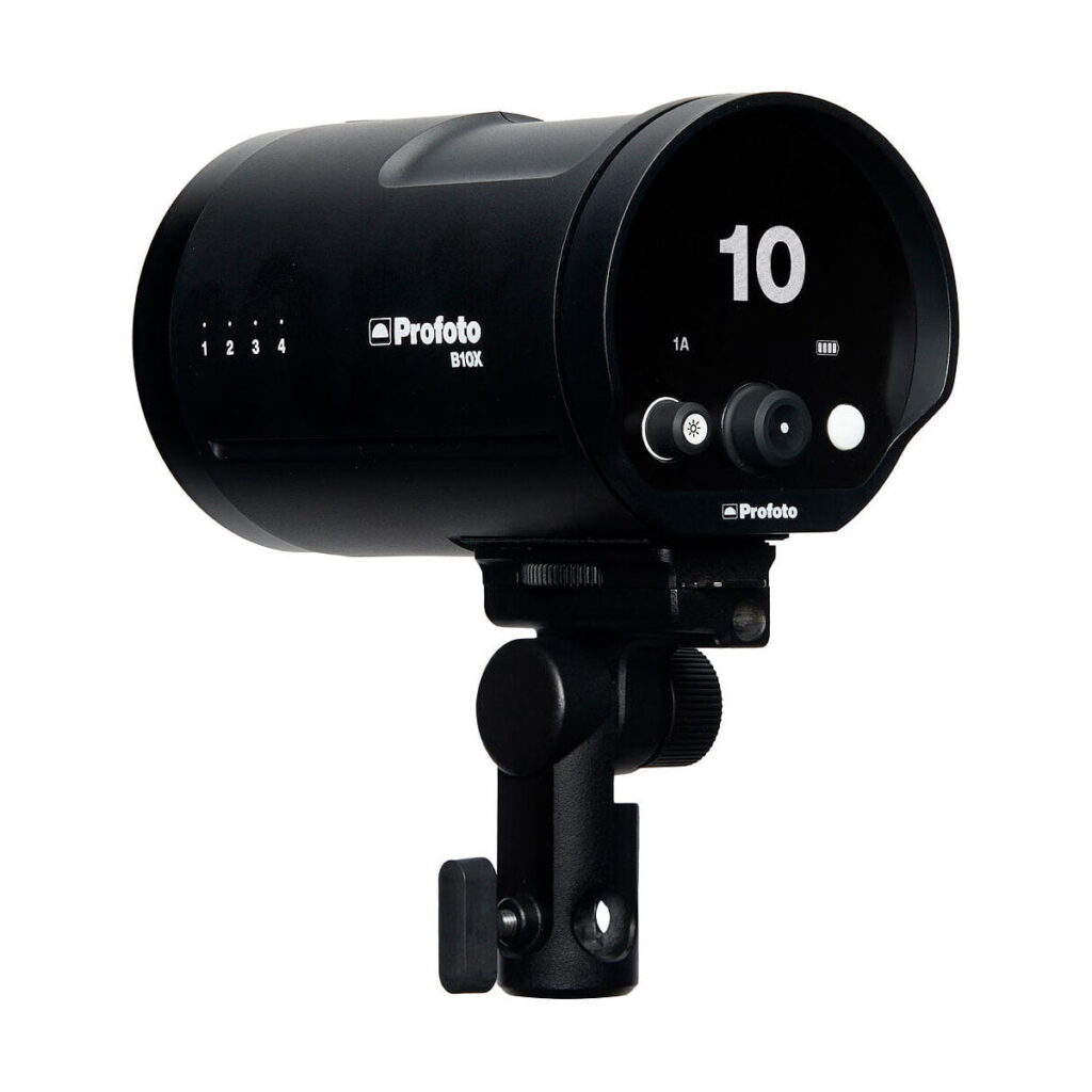 Profoto_B10X_OCF_010 Musta Profoto B10X OCF -studiosalama, jossa on digitaalinäyttö, jossa lukema 10, ohjauspainikkeet ja kiinnike, valkoisella pohjalla.