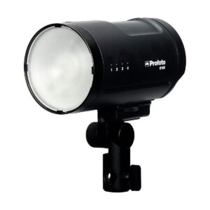 Profoto_B10X_OCF_012 Musta Profoto B10X OCF -studiovalaisin, jossa on pyöristetty etuhajotin, säätönuppi ja kiinnitysteline, on kuvattu valkoista taustaa vasten.