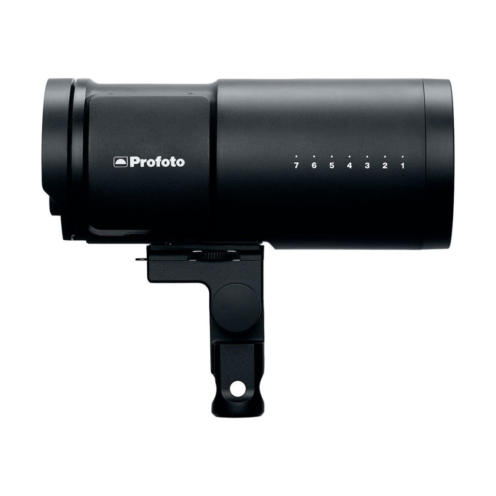Profoto_B10X_OCF_Plus_003 Profoto B10X Plus OCF -studiosalama, musta, näkyy profiilissa valkoista taustaa vasten, ja sen sivussa on Profoto-logo ja numeroidut tehoasetukset.