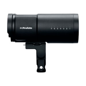 Profoto_B10X_OCF_Plus_003 Profoto B10X Plus OCF -studiosalama, musta, näkyy profiilissa valkoista taustaa vasten, ja sen sivussa on Profoto-logo ja numeroidut tehoasetukset.