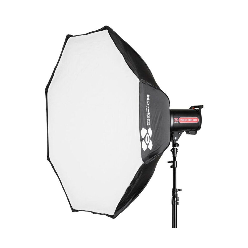 Quadralite_Flex_120_Octa_Fast_Folding_001 Quadralite Flex 120cm Octa Fast Folding Softbox, jossa on valkoinen etupaneeli ja mustat sivut, on asennettu mustaan jalustaan, joka toimii ammattimaisena studion stroboskooppivaloasetuksena valokuvauksen valaistukseen.