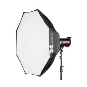 Quadralite_Flex_120_Octa_Fast_Folding_001 Quadralite Flex 120cm Octa Fast Folding Softbox, jossa on valkoinen etupaneeli ja mustat sivut, on asennettu mustaan jalustaan, joka toimii ammattimaisena studion stroboskooppivaloasetuksena valokuvauksen valaistukseen.