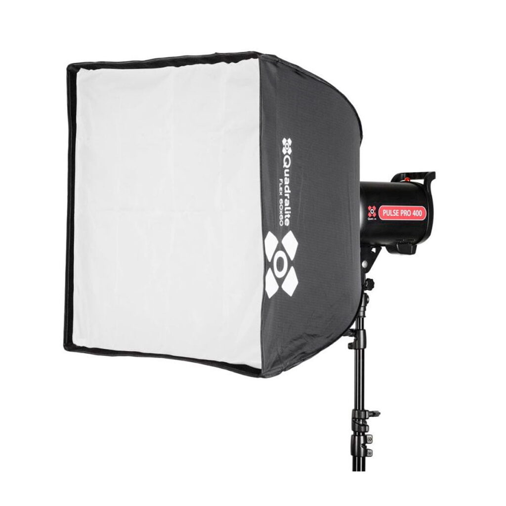Quadralite_Flex_60x60_Fast_Folding_Softbox_001 Quadralite Flex 60x60cm Fast Folding Softbox on ammattimainen studiovalaisin, jossa on mustavalkoinen suorakulmainen diffuusori, joka on asennettu jalustalle ja jonka sivussa on Pulse Pro 400- ja Quadralite-brändi.