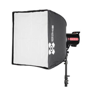 Quadralite_Flex_60x60_Fast_Folding_Softbox_001 Quadralite Flex 60x60cm Fast Folding Softbox on ammattimainen studiovalaisin, jossa on mustavalkoinen suorakulmainen diffuusori, joka on asennettu jalustalle ja jonka sivussa on Pulse Pro 400- ja Quadralite-brändi.