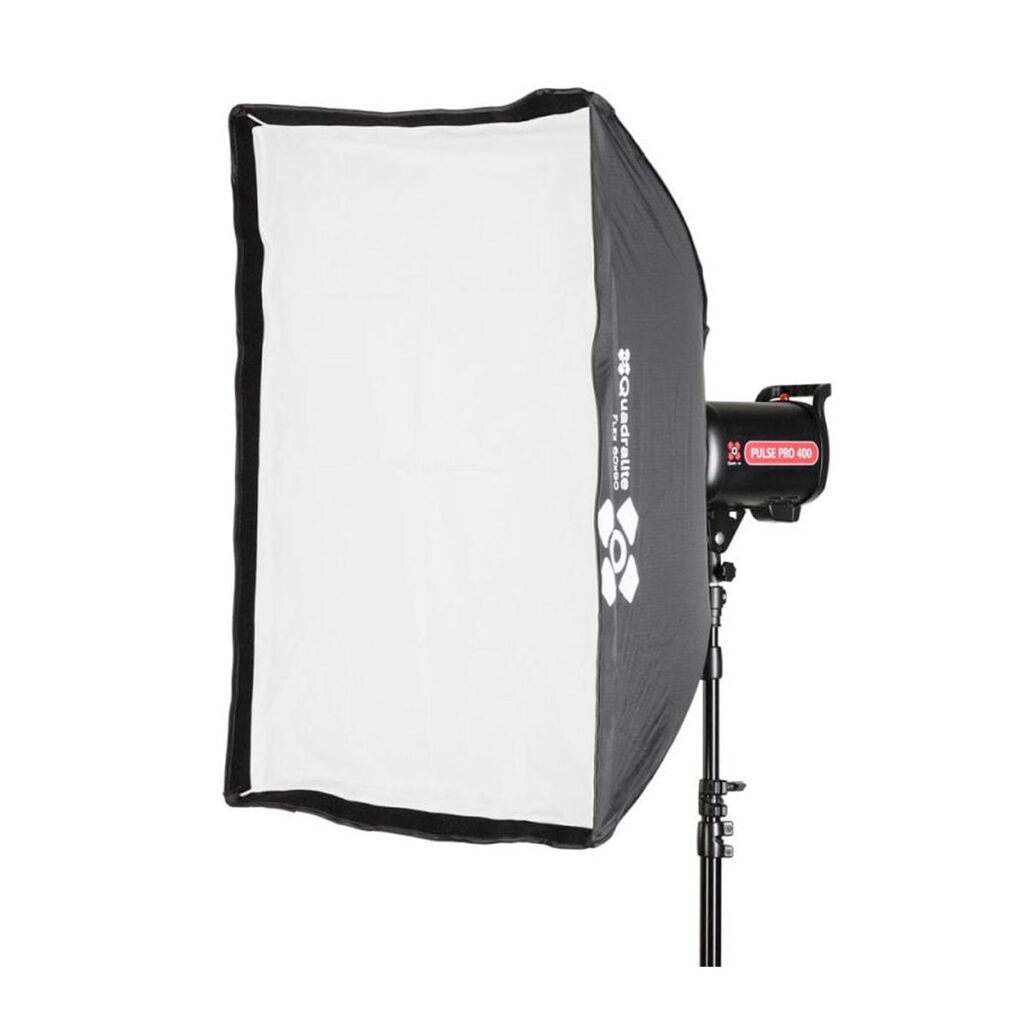 Quadralite_Flex_60x90_Fast_Folding_Softbox_001 Quadralite Flex 60x90cm Fast Folding Softbox on suorakulmainen softbox valkoisella diffuusorilla, joka on asennettu mustaan säädettävään jalustaan, ihanteellinen valokuvaukseen tai videotuotantoon.
