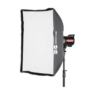 Quadralite_Flex_60x90_Fast_Folding_Softbox_001 Quadralite Flex 60x90cm Fast Folding Softbox on suorakulmainen softbox valkoisella diffuusorilla, joka on asennettu mustaan säädettävään jalustaan, ihanteellinen valokuvaukseen tai videotuotantoon.