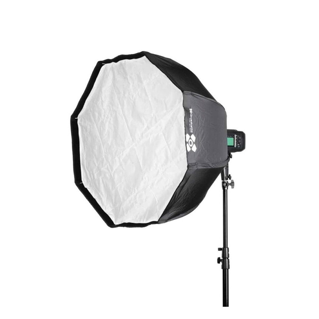Quadralite_Flex_80_Octa_Fast_Folding_Softbox_001 Quadralite Flex 80cm Octa Fast Folding Softbox on kahdeksankulmainen valo, jossa on valkoinen diffuusori mustalla jalustalla, ihanteellinen ammattimaiseen valokuvaukseen tai videokuvaukseen.