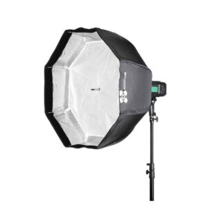 Quadralite_Flex_80_Octa_Fast_Folding_Softbox_002 Quadralite Flex 80cm Octa Fast Folding Softbox, kuvassa mustan ja hopean värinen, jalustalle asennettu salama, on suunniteltu ammattimaiseen valokuvaukseen ja eristetty valkoiselle taustalle.