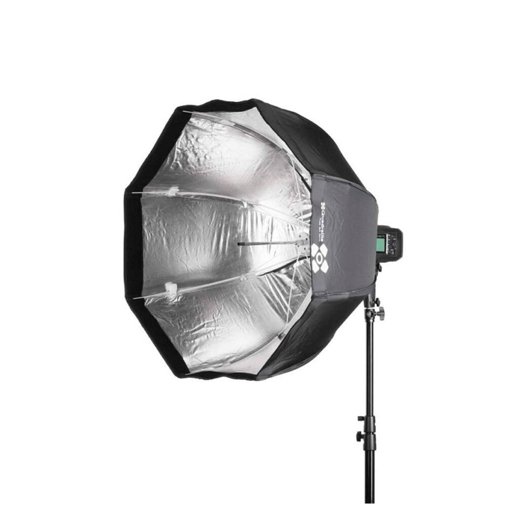 Quadralite_Flex_80_Octa_Fast_Folding_Softbox_003 Quadralite Flex 80cm Octa Fast Folding Softbox, jossa on musta ja hopeinen sateenvarjomuotoilu, on asennettu studiovalotelineeseen ja näytetään valkoista taustaa vasten.