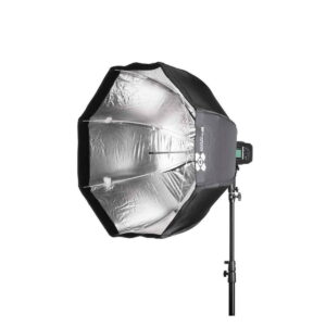 Quadralite_Flex_80_Octa_Fast_Folding_Softbox_003 Quadralite Flex 80cm Octa Fast Folding Softbox, jossa on musta ja hopeinen sateenvarjomuotoilu, on asennettu studiovalotelineeseen ja näytetään valkoista taustaa vasten.