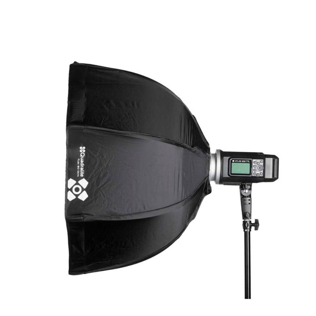 Quadralite_Flex_80_Octa_Fast_Folding_Softbox_004 Quadralite Flex 80cm Octa Fast Folding Softbox on musta, kahdeksankulmainen softbox, jossa on digitaalinen ohjauspaneeli, joka on asennettu jalustalle ammattimaiseen valokuvaukseen ja studiovalaistukseen.