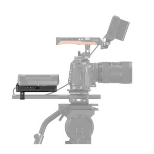 SmallRig_3203_V_Mount_Battery_Adapter_Plate_with_Dual_15mm_Rod_Clamp_006 Ammattilaiskameran jalustalle asennetussa kamerassa on kamera ja objektiivi, ulkoinen monitori, puukahva ja SmallRig 3203 V Mount -akkusovitinlevy, joka on kiinnitetty kahteen 15 mm:n tukitankoon kameran alapuolella.