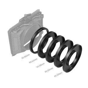 SmallRig_3383_Adapter_Rings_Kit_Φ52_55_58_62_86-95mm_002 SmallRig 3383 -sovitinrenkaiden sarjan (Φ52/55/58/62/86-95mm) räjäytetty kuva, jossa näkyy viisi merkittyä rengasta (95-86mm, 95-62mm, 95-58mm, 95-55mm ja 95-52mm) osittain läpinäkyvän kamerakotelon edessä.