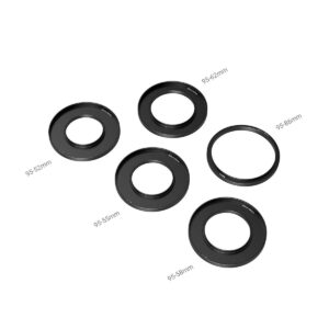 SmallRig_3383_Adapter_Rings_Kit_Φ52_55_58_62_86-95mm_003 Viisi mustaa SmallRig 3383 -sovitinrengasta (koot 52mm, 55mm, 58mm, 62mm ja 67mm-95mm) on sijoitettu hajakuvioon valkoiselle pohjalle.