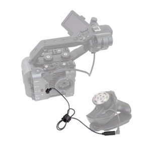 Musta SmallRig 3404 LANC-jatkokaapeli Sony FX6:lle yhdistää käsisäätimen ammattimaisen kameran ohjaustelineeseen. Molemmat näkyvät valkoisella taustalla, ja häivytetty rig korostaa kaapelia ja ohjainta.