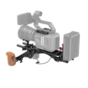 SmallRig_3459_Sony_FX6_Shoulder_Kit_003 SmallRig 3459 Sony FX6 Shoulder Kit sisältää mattapintaisen laatikon, suuren objektiivin, puisen sivukahvan, olkakiinnikkeen, ulkoisen monitorin ja akkupaketin - ihanteellinen ammattimaiseen videokuvaukseen Sonyn kinokameralla.