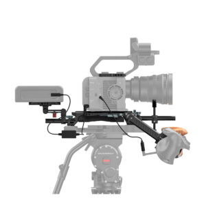 SmallRig_3459_Sony_FX6_Shoulder_Kit_004 Sivukuva SmallRig 3459 Sony FX6 Shoulder Kitistä kiinnitettynä jalustaan, varustettuna lisävarusteilla, kuten mattapainolaatikolla, monitorilla, seurantatarkennuksella ja ruskealla päällystetyllä kädensijalla.